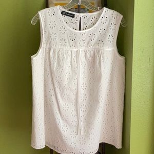 💖INC white eyelet sleeveless top, key hole opening button closure in the back
